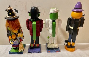 lot 12 image: 4 Spooky Character Nutcrackers