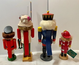 lot 26 image: 4 Erzgebirge Nutcrackers