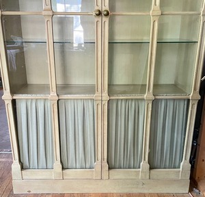 lot 199 image: Vintage Double Door Glass Front Cabinet