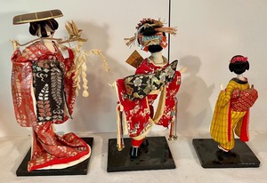 lot 309 image: Delightful Asian Dolls on Stands