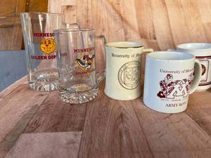 lot 262 image: Vintage U of M Mugs and Glasses