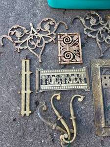 lot 263 image: Large Lot of Vintage Brass Pieces
