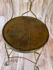 lot 273 image: Vintage Metal Heart Ice Cream Chair