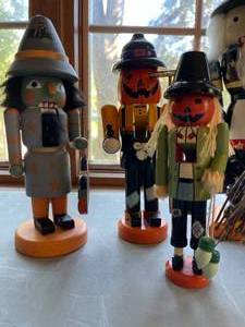 lot 385 image: 4 Halloween Themed Nutcrackers