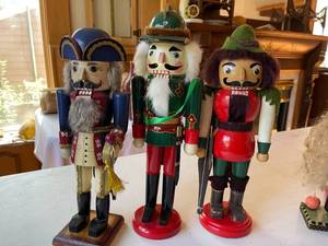 lot 389 image: 6 Assorted Nut Crackers