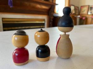 lot 399 image: 3 Kokeshi Dolls
