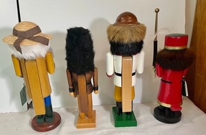 lot 338 image: 4 Erzgebirge Nutcrackers