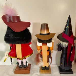 lot 344 image: 3 Holzkunst Nutcrackers