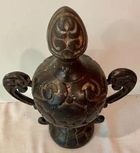 lot 362 image: Decorative Cast Iron Piece