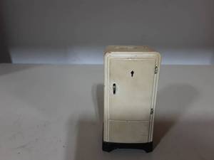 lot 19 image: Vintage Cast Iron Electrolux Refrigerator Still Bank 4