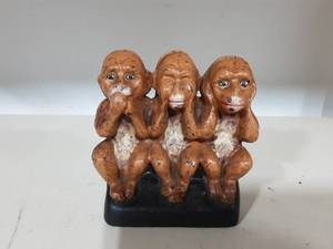 lot 31 image: Vintage Cast Iron See No Evil, Hear No Evil, Speak No Evil Monkeys Still Bank 5x5