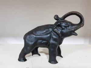lot 32 image: Vintage Cast Iron Elephant Still Bank 9x7