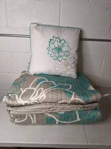 lot 190 image: Silver and Teal Floral King Comforter and Matching Throw Pillow