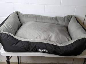 lot 6 image: Comfy Scruffs Dog Bed
