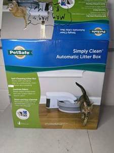 lot 96 image: PetSafe ScoopFree Ultra Self-Cleaning Litter Box