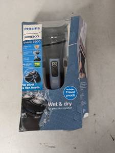 lot 86 image: Keep Clean with the Philips Norelco 3500 Series WetDry Electric Shaver