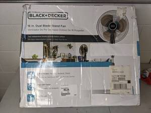 lot 70 image: BLACKDECKER 16 Pedestal Fan with Remote.