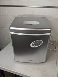lot 537 image: NewAir Portable Ice Maker - Silver