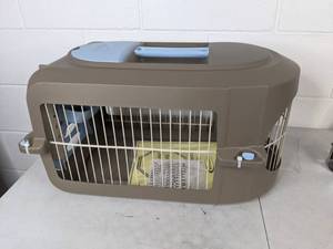 lot 44 image: Suncast Deluxe Pet Carrier for Small Dogs, Cats, and Your Friendly Small Animals