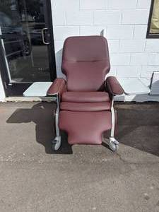 lot 371 image: Lumex Deluxe Clinical Care Recliner
