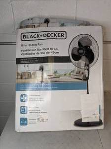 lot 486 image: BLACKDECKER 18 Stand Fan w Remote - Black