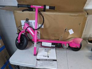 lot 483 image: Razor E100 12V Electric Scooter - Pink