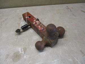 lot 10 image: 3 in 1 Reciever Hitch with locking pin with key