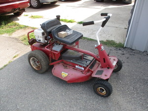 lot 19 image: Snapper Riding Mower Hi-Vac 28