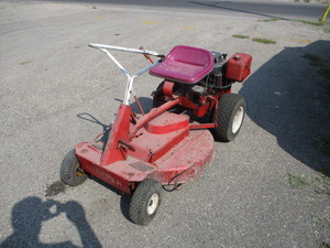 lot 20 image: Snapper comet 1972 30 Mower