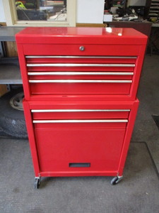 lot 60 image: Toolbox and cabinet