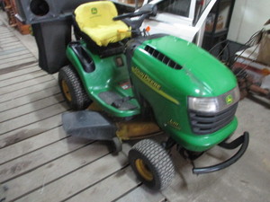 lot 70 image: John Deere L111 Riding Mower with Bagger