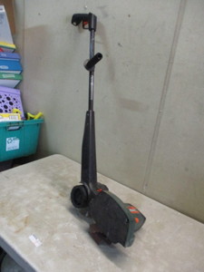lot 89 image: Black & Decker 2 HP Lawn Edger