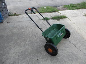 lot 117 image: Scotts Drop Spreader