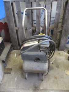 lot 122 image: Ingersoll Rand Air Compressor