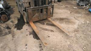 lot 1-1 image: Towmotor Forklift
