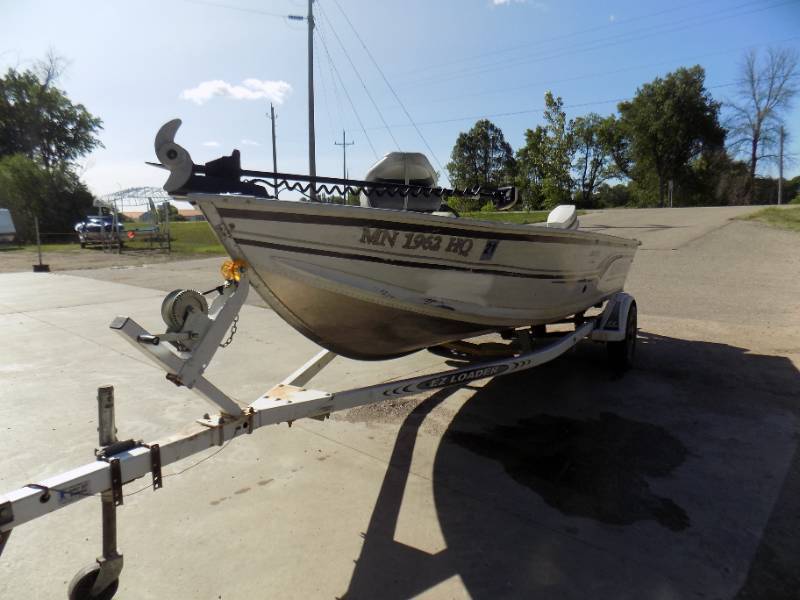 lot 1 image: Alumcraft Boat Motor & Trailer