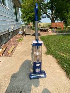 lot 17 image: Shark Navigator vacuum works great ...