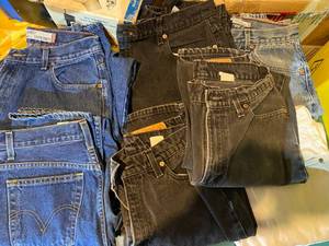 lot 19 image: 7 pair of Levies womens size 10 L...