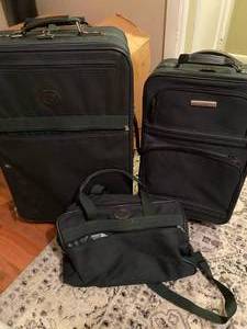 lot 31 image: 3 Piece luggage set with wheels in ...