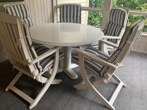 lot 16 image: Five Grosifillex Adjustable Patio Chairs and Table