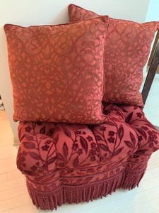 lot 25 image: Beautiful Upholstered Rolling Ottoman and Coordinating Throw Pillows