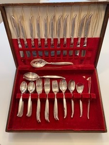 lot 28 image: Vintage Rogers Flatware Set Flair