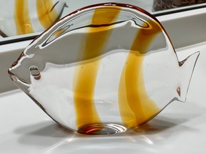 lot 38 image: Decorative Glass Fish Figurine