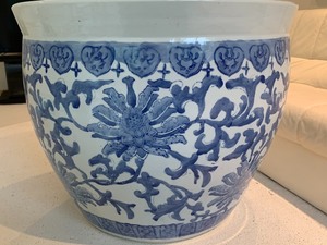 lot 43 image: Decorative Large Planter