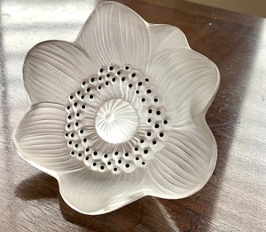 lot 50 image: Lalique Floral Figurine