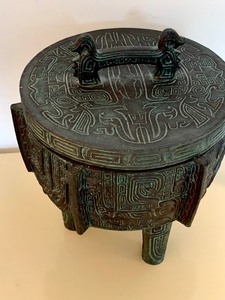 lot 51 image: Decorative Ice Bucket