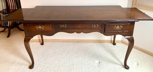lot 56 image: Vintage Desk w Slide Out End Trays