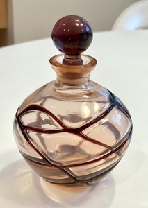 lot 78 image: Art Glass Bottle w Stopper