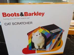 lot 82 image: Boots and Barkley Cat Scratcher...