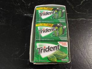 lot 94 image: 12 Pack Trident Spearmint Sugarfree...